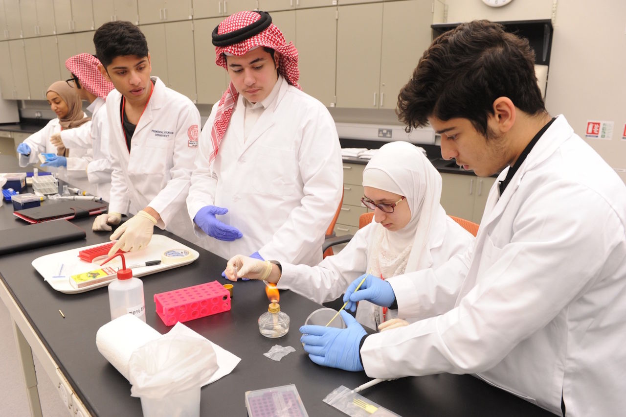 وايل كورنيل تستضيف طلاب الثانوية في برنامج قطر لمستكشف الطب مؤسسة قطر